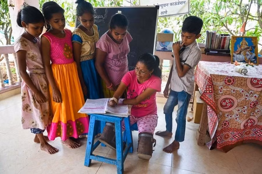 Cô giáo Hilim (thứ 2 từ phải sang) dạy học cho trẻ em nghèo.