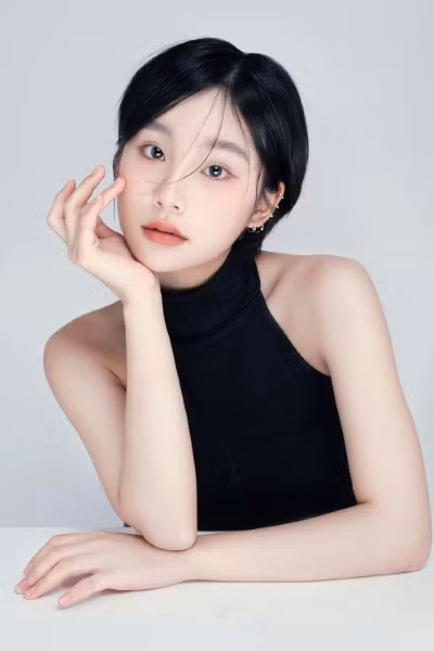 Vẻ đẹp trẻ trung của mỹ nhân Thu Hà Ceri được ví với các ngôi sao Hoa ngữ.