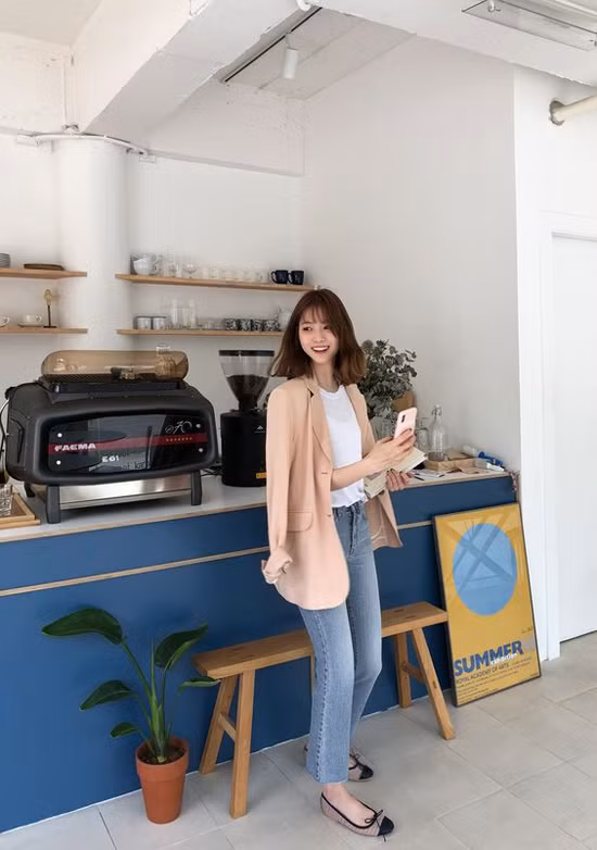 Ở xu hướng xuân hè, áo khoác blazer đã thu hút sự quan tâm của hội chị em mê mặc đẹp. Khi nhiều cơn sốt như vải da beo, vải ánh kim dần thoái trào thì mốt diện vest vẫn trụ hạng.