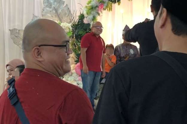 Ngoại hình của 2 người cũng khiến những người xung quanh bất ngờ.