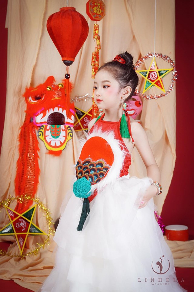 Bé Sushi sở hữu gương mặt xinh xắn với đôi mắt tròn to, hai má bầu bĩnh và khuôn miệng chúm chím đáng yêu. Bé Sushi sở hữu gương mặt xinh xắn với đôi mắt tròn to, hai má bầu bĩnh và khuôn miệng chúm chím đáng yêu.