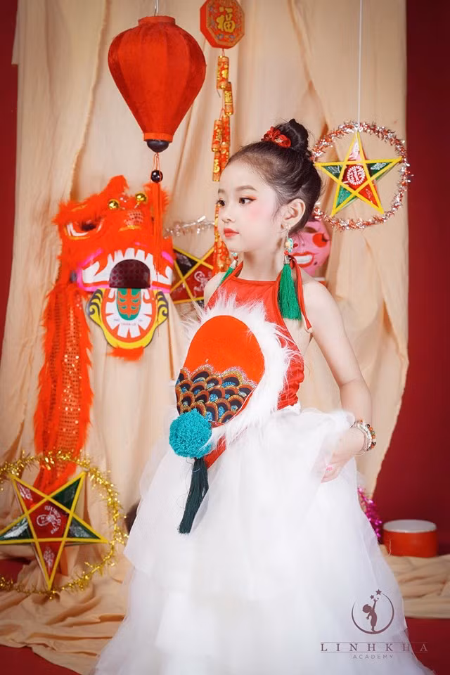 Bé Sushi sở hữu gương mặt xinh xắn với đôi mắt tròn to, hai má bầu bĩnh và khuôn miệng chúm chím đáng yêu.