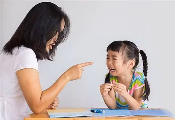 lam sai bai tap, be 8 tuoi bi me danh nhe vao dau ai ngo tu vong trong nhay mat - 5