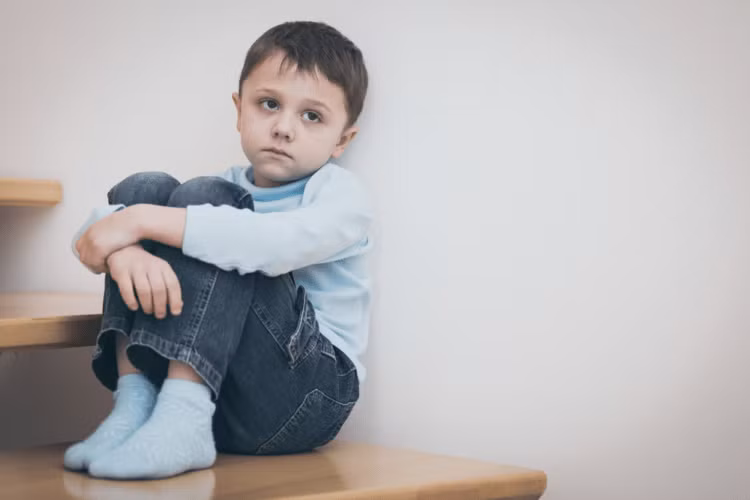 lam sai bai tap, be 8 tuoi bi me danh nhe vao dau ai ngo tu vong trong nhay mat - 4