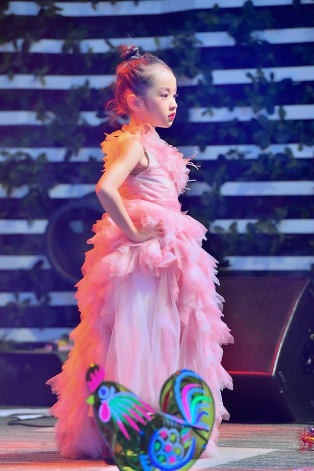 Ngoài giờ học trên trường, Sushi rất tích cực tham gia CLB mẫu nhí, cô bé cũng rất thích nhảy múa và chơi đàn Piano. Ngoài giờ học trên trường, Sushi rất tích cực tham gia CLB mẫu nhí, cô bé cũng rất thích nhảy múa và chơi đàn Piano.