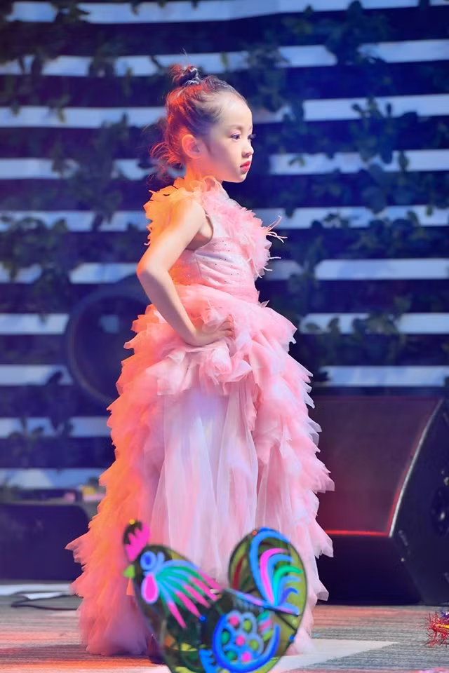 Ngoài giờ học trên trường, Sushi rất tích cực tham gia CLB mẫu nhí, cô bé cũng rất thích nhảy múa và chơi đàn Piano.