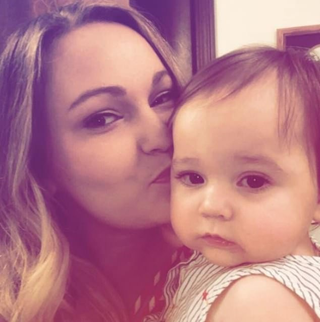 Cô bé Joslyn và mẹ. Cô bé Joslyn và mẹ.