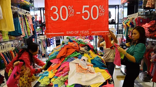 Nhiều hãng thời trang đại hạ giá sản phẩm để chuẩn bị treo sản phẩm của mùa mới - Ảnh minh họa.
