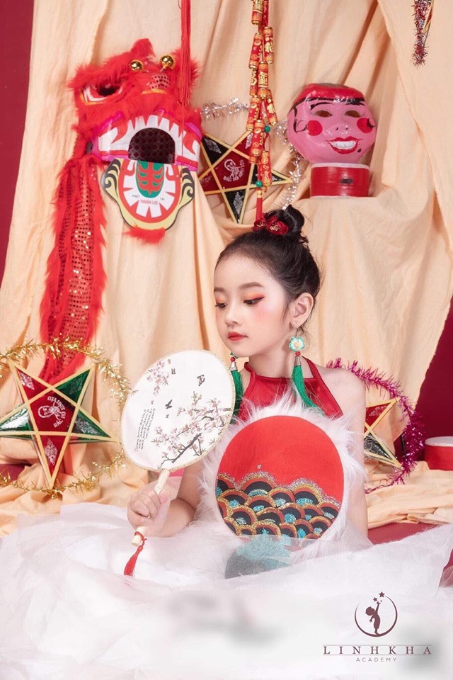 Bối cảnh được chụp trong studio đơn giản nhưng bất kỳ ai cũng phải trầm trồ vì sự nhập tâm của cô bé 6 tuổi. Bối cảnh được chụp trong studio đơn giản nhưng bất kỳ ai cũng phải trầm trồ vì sự nhập tâm của cô bé 6 tuổi.