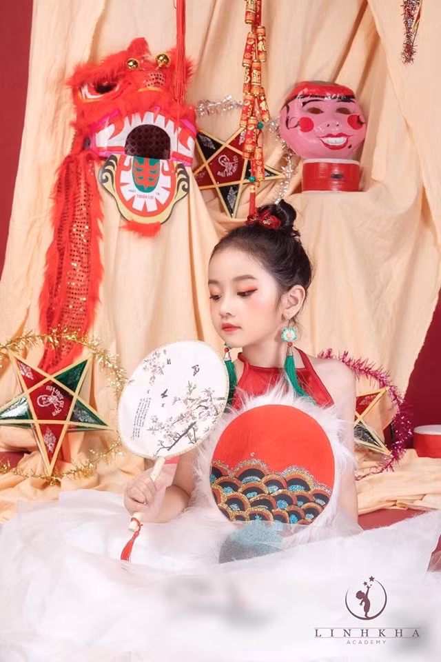 Bối cảnh được chụp trong studio đơn giản nhưng bất kỳ ai cũng phải trầm trồ vì sự nhập tâm của cô bé 6 tuổi.