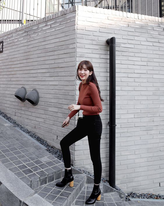 Những set đồ mùa thu cho nàng công sở ảnh 2 Thây thế các mẫu áo thun được ưa chuộng ở mùa hè là các mẫu áo dệt kim, áo len tăm, áo nỉ mỏng.