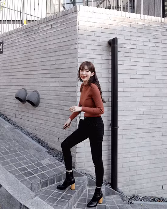 Thây thế các mẫu áo thun được ưa chuộng ở mùa hè là các mẫu áo dệt kim, áo len tăm, áo nỉ mỏng.