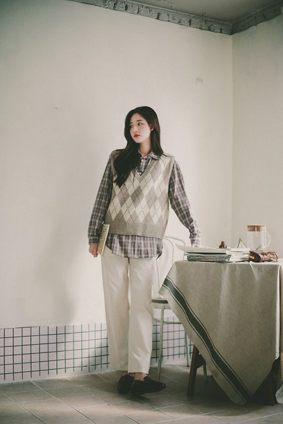 Những set đồ mùa thu cho nàng công sở ảnh 9 Thuộc dòng thời trang cổ điển, những mẫu áo len vintage vẫn là sản phẩm được lòng phái đẹp.