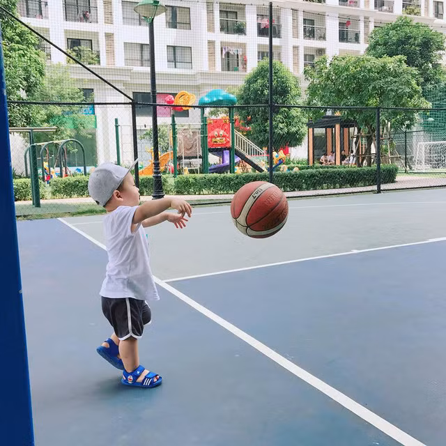 Chẳng cần Mạc Hồng Quân, mẹ đơn thân Ly Kute vẫn sống sang chảnh ngút ngàn, cho con trai học trường siêu đắt đỏ - Ảnh 4.