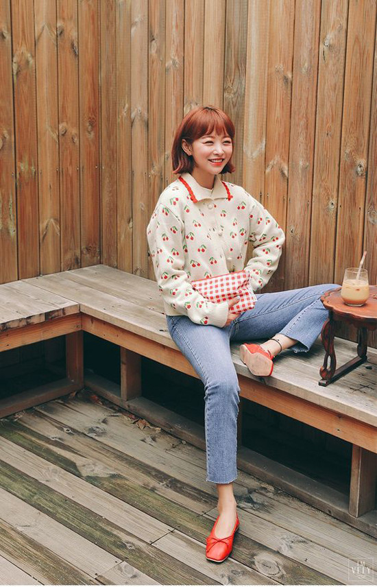 Những set đồ mùa thu cho nàng công sở ảnh 8 Thuộc dòng thời trang cổ điển, những mẫu áo len vintage vẫn là sản phẩm được lòng phái đẹp.