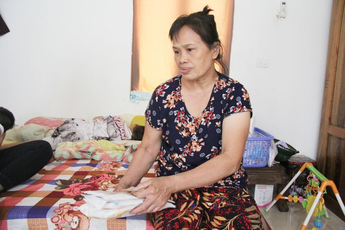 Thảm án Đan Phượng: Bé gái 2 tháng tuổi vĩnh viễn mất mẹ giờ ra sao? ảnh 1 Việc cháu gái đỡ quấy khóc khiến bà Liên bớt lo lắng hơn.