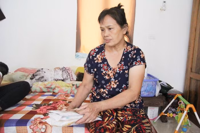 Thảm án Đan Phượng: Bé gái 2 tháng tuổi vĩnh viễn mất mẹ giờ ra sao? ảnh 1 Việc cháu gái đỡ quấy khóc khiến bà Liên bớt lo lắng hơn.