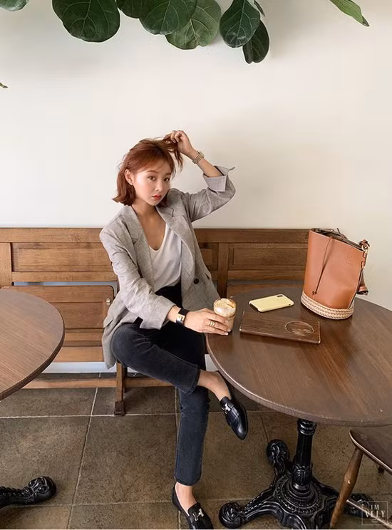 Áo blazer dáng rộng mix cùng áo thun đơn sắc, quần jeans ống ôm là công thức dễ áp dụng cho phái đẹp văn phòng.