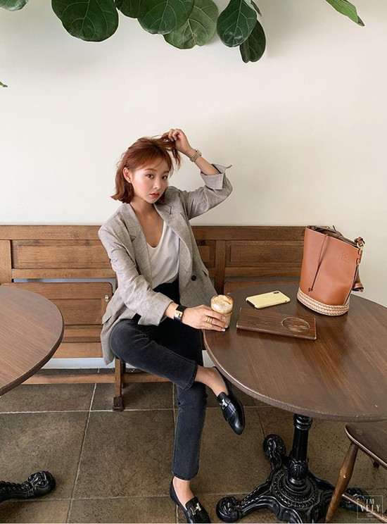 Những set đồ mùa thu cho nàng công sở ảnh 6 Áo blazer dáng rộng mix cùng áo thun đơn sắc, quần jeans ống ôm là công thức dễ áp dụng cho phái đẹp văn phòng.