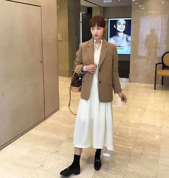 Những set đồ mùa thu cho nàng công sở ảnh 7 Những mẫu áo vest phom rộng còn dễ mix với váy liền thân, đầm dáng dài để người mặc ấn tượng hơn khi đi làm, đi dạo phố.