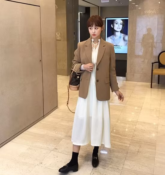 Những mẫu áo vest phom rộng còn dễ mix với váy liền thân, đầm dáng dài để người mặc ấn tượng hơn khi đi làm, đi dạo phố.