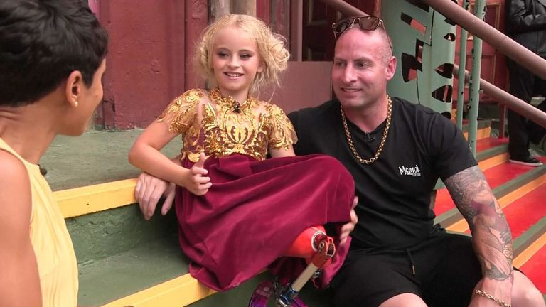 Ông Alex Demetre bên cô con gái nhỏ. Ông Alex Demetre bên cô con gái nhỏ.