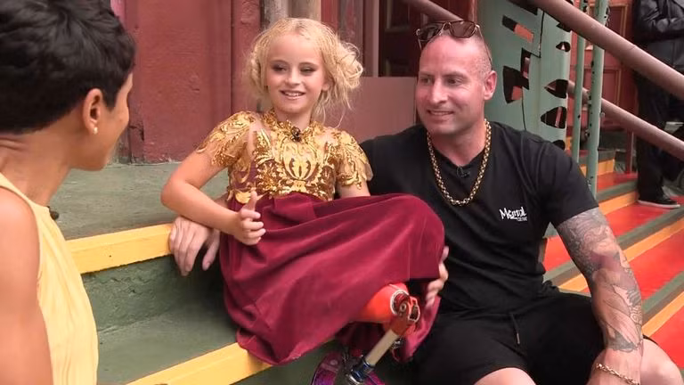 Ông Alex Demetre bên cô con gái nhỏ. Ông Alex Demetre bên cô con gái nhỏ.