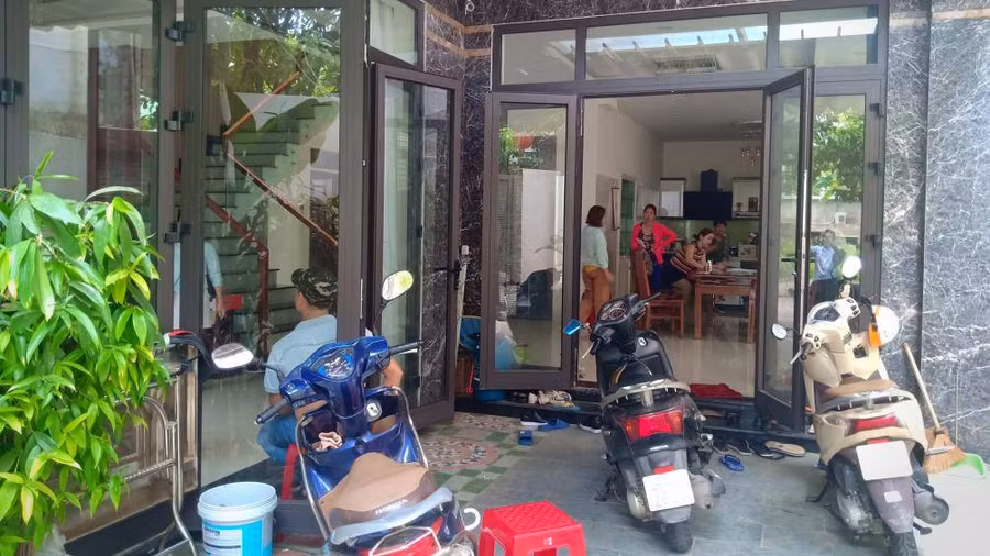 Nhiều người tập trung tại nhà bà Hằng đòi tiền.