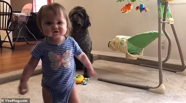 Joslyn nhăn mặt quay đi.