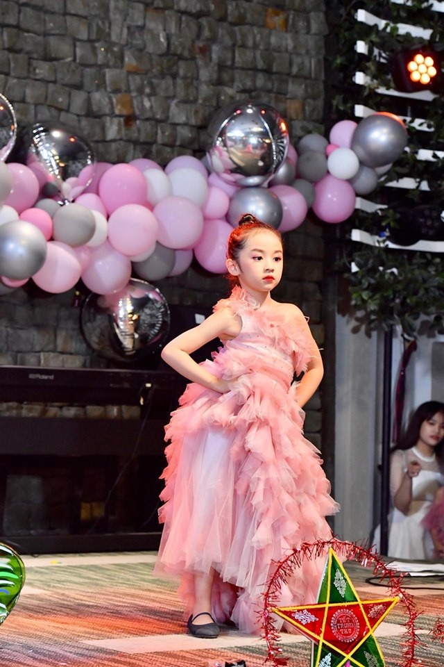 Ngoài đời, Sushi là một cô bé rất trong sáng, hồn nhiên và đặc biệt đam mê thời trang, diễn xuất. Ngoài đời, Sushi là một cô bé rất trong sáng, hồn nhiên và đặc biệt đam mê thời trang, diễn xuất.