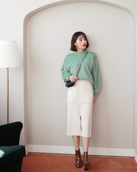Những set đồ mùa thu cho nàng công sở ảnh 4 Áo len lông tông màu thanh nhã dễ mĩ cùng jeans và không khó để kết hợp cùng các kiểu chân váy.