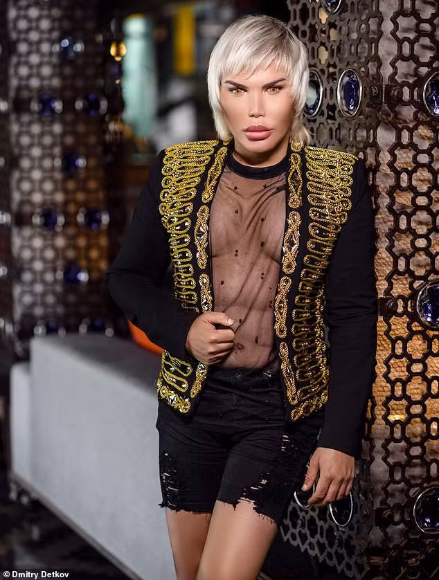 Thẩm mỹ 72 lần, anh chàng 