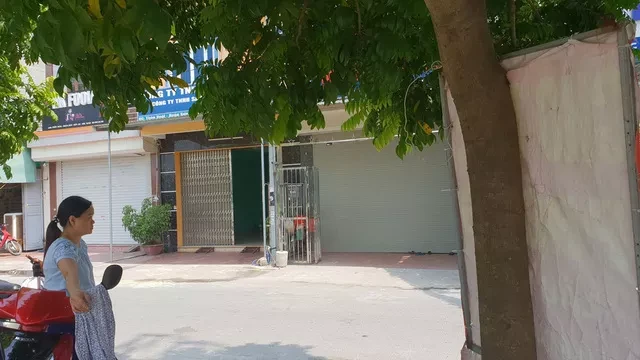 Nơi đỗ xe đưa đón trẻ đối diện trường mầm non và có nhiều bóng cây tỏa xuống.