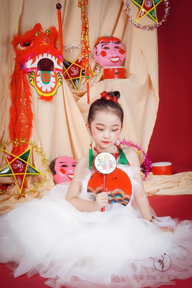 Với phông nền là những món đồ dân gian truyền thông rực rỡ, bé Sushi trong vai chị Hằng xinh đẹp. Với phông nền là những món đồ dân gian truyền thông rực rỡ, bé Sushi trong vai chị Hằng xinh đẹp.