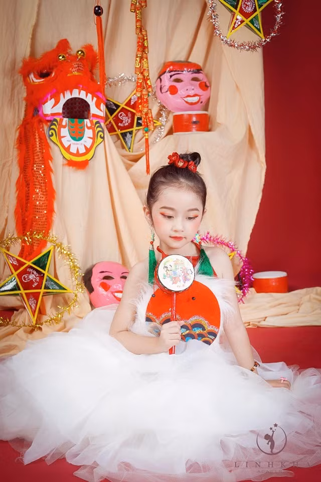 Với phông nền là những món đồ dân gian truyền thông rực rỡ, bé Sushi trong vai chị Hằng xinh đẹp.