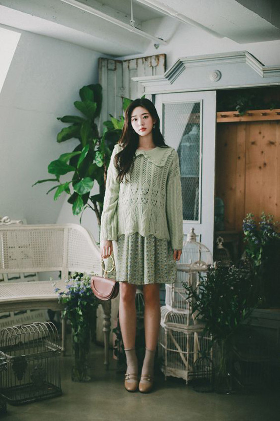 Những set đồ mùa thu cho nàng công sở ảnh 10 Áo len vặn thừng theo phong cách retro được mix cùng váy ngắn mùa hè để giúp phái đẹp có được set đồ hợp mốt mùa thu.