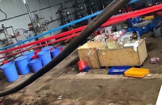 Qua khám xét, công an thu giữ hàng trăm lít dung dịch ma túy tổng hợp, hơn 13 tấn hóa chất, tiền chất dùng để sản xuất ma túy cùng 20 tấn máy móc, phương tiện liên quan. Noi nguoi Trung Quoc chua 13 tan vat lieu san xuat ma tuy hinh anh 2