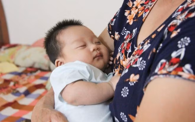 Gần 2 tuần sau khi mất mẹ, bé Điệp đã ngủ ngoan, chịu ăn uống.