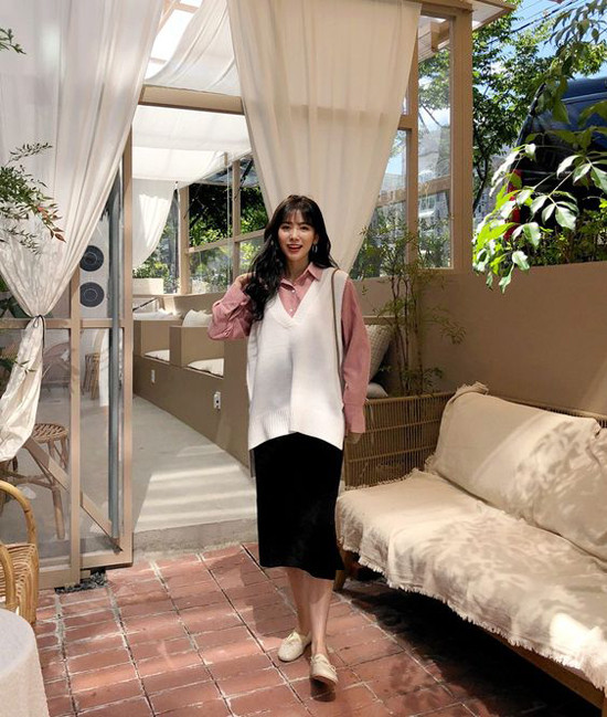 Những set đồ mùa thu cho nàng công sở ảnh 11 Sử dụng các kiểu áo len sát nách, áo free size cùng set đồ mùa hè là phong cách được nhiều fashionista Hàn Quốc ưa chuộng.