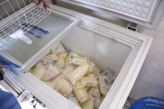 Thảm án Đan Phượng: Bé gái 2 tháng tuổi vĩnh viễn mất mẹ giờ ra sao? ảnh 6 Sữa được gói cẩn thận, bảo quản ngăn mát tủ lạnh.