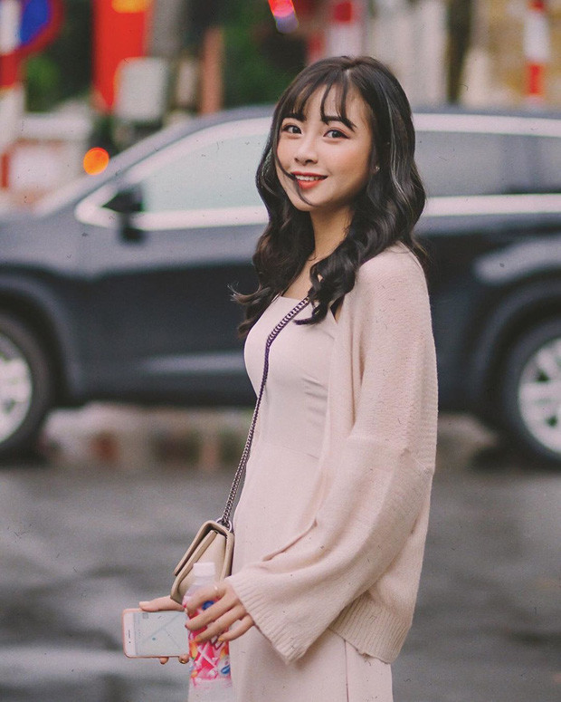  Không còn nghi ngờ gì nữa, Văn Đức đang yêu say đắm cô giáo mầm non xứ Nghệ - Nhật Linh sau hàng loạt bằng chứng không thể chối cãi. Bạn thân cũng xác nhận với Saostar là Phan Văn Đức đang yêu Nhật Linh. Vậy tình mới của Văn Đức là ai mà khiến Văn Đức bỏ Ngọc Nữ để yêu cô nàng?