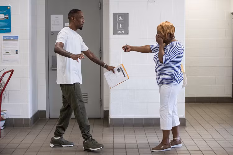 James gặp mẹ sau khi được trả tự do. Ảnh: Junfu Han, Detroit Free Press.
