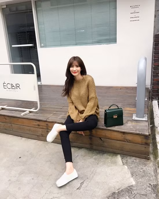 Set đồ cho các nàng văn phòng yêu sự đơn giản và tiện lợi với áo len, quần jeans dáng skinny.