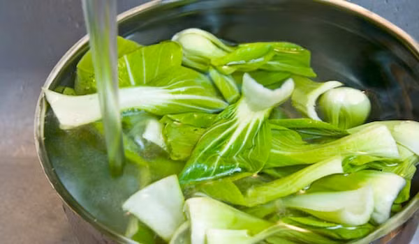 Không ít người sai lầm khi rửa rau.