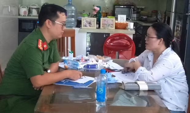 Bà Hằng làm việc với công an.