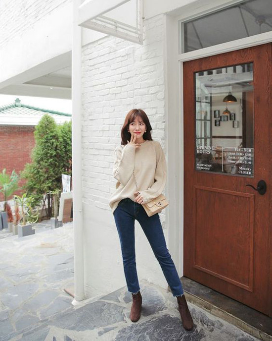 Những set đồ mùa thu cho nàng công sở ảnh 3 Đêt set đồ gồm áo len, quần jeans trở nên bắt mắt hơn các nàng nên chọn thêm những kiểu bốt cổ thấp để phối đồ.