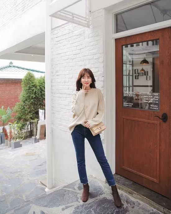 Đêt set đồ gồm áo len, quần jeans trở nên bắt mắt hơn các nàng nên chọn thêm những kiểu bốt cổ thấp để phối đồ.