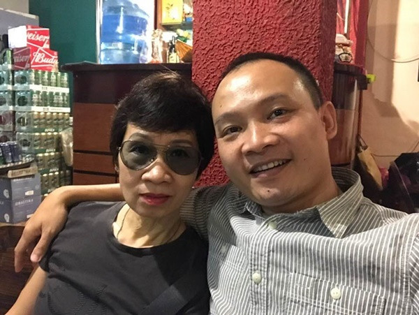 Chân dung người vợ của nam MC đình đám VTV được khán giả biết đến nhiều hơn sau những lần đạo diễn Lại Bắc Hải Đăng- con trai Lại Văn Sâm đăng ảnh cùng mẹ. MC Lại Văn Sâm chia sẻ về người vợ kín tiếng và thông tin có biệt thự dát vàng