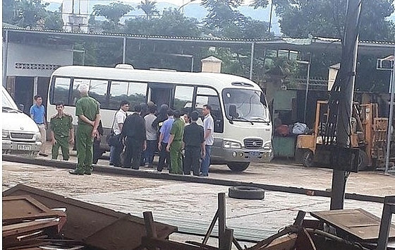 Công an đã tạm giữ10 người, trong đó có 8 người mang quốc tịch Trung Quốc liên quan đường dây sản xuất ma túy quy mô lớn này. Noi nguoi Trung Quoc chua 13 tan vat lieu san xuat ma tuy hinh anh 4