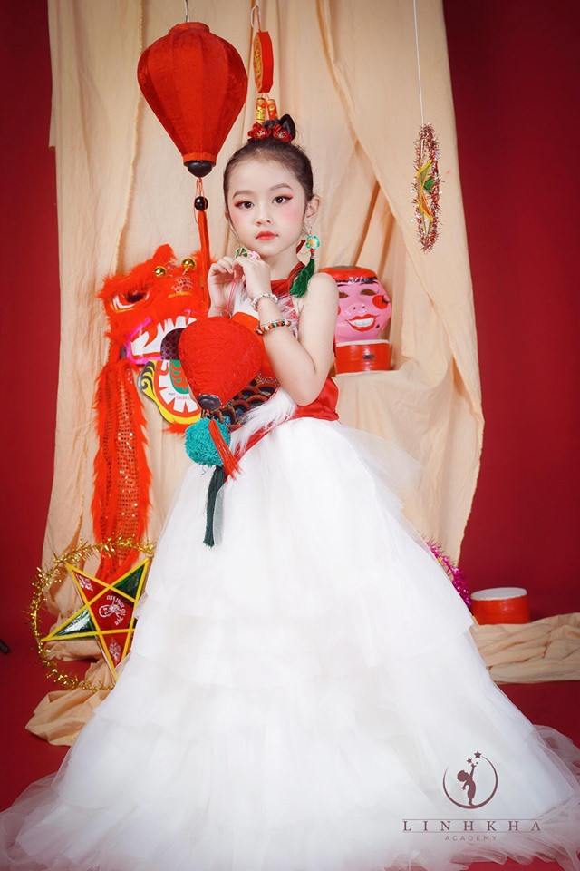 Mỗi dịp Trung thu về, bé Sushi lại được mẹ kể cho những câu chuyện về chị Hằng xinh đẹp, chú Cuội nghịch ngợm. Năm nay khi được vào vai “chị Hằng phiên bản nhí”, Suhhi đã rất háo hức... Mỗi dịp Trung thu về, bé Sushi lại được mẹ kể cho những câu chuyện về chị Hằng xinh đẹp, chú Cuội nghịch ngợm. Năm nay khi được vào vai “chị Hằng phiên bản nhí”, Suhhi đã rất háo hức...